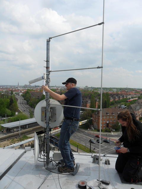 Matthias immer noch mit den Maulschlüsseln zu Gange, Christian richtet NanoStation aus.