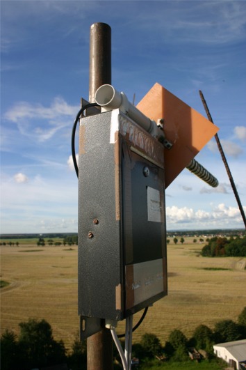 Schornstein alte Technik, Gehäuse und Antenne 01