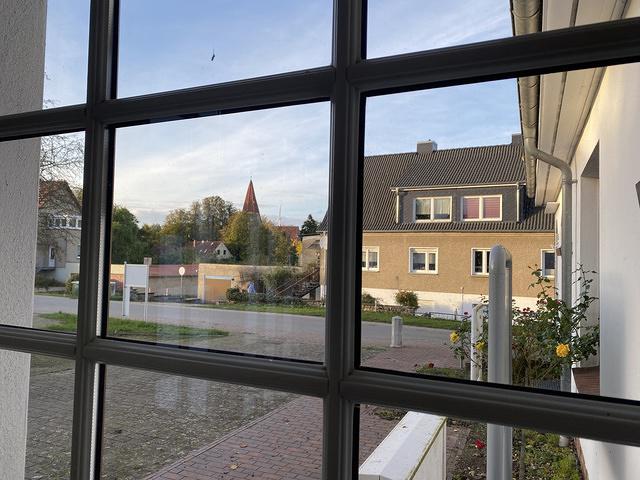2023 10 23 - 16 10 29 - Blick vom Gemeindehaus zur Kirche