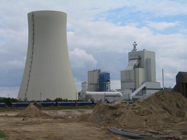 Steinkohlekraftwerk Rostock.
rechts das 100 Meter hohe Kesselhaus, optimal für einen Antennen-Reichweiten-Test